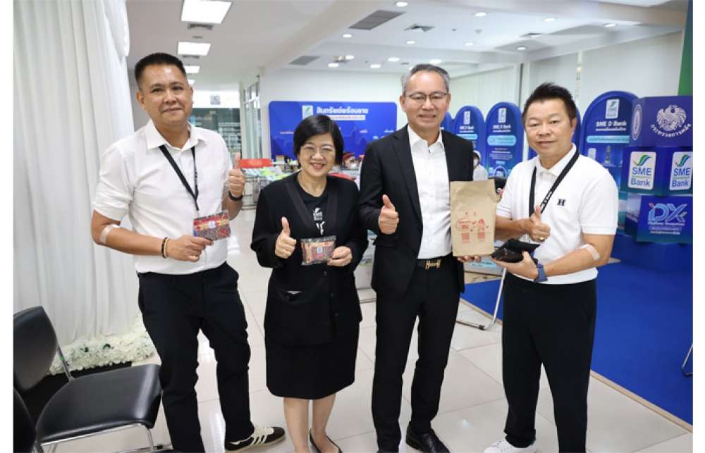sme-d-bank-pichit-mitrawong-blood-donation-esg-2026.jpg นายพิชิต มิทราวงศ์ พร้อมคณะผู้บริหารและเจ้าหน้าที่ SME D Bank ถ่ายภาพร่วมกันในกิจกรรมจิตอาสาบริจาคโลหิตเฉลิมพระเกียรติ สมเด็จพระนางเจ้าฯ พระบรมราชินี ณ สำนักงานใหญ่