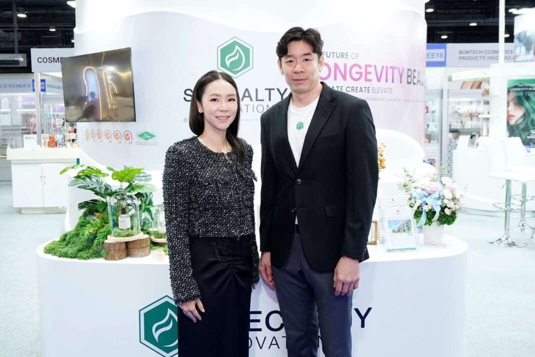 snps-specialty-natural-products-cosmoprof-cbe-asean-bangkok-2026.jpg ดร.ธีรญา กฤษฎาพงษ์ ประธานเจ้าหน้าที่บริหาร SNPS และ ดร.กฤษฎา กิตติโกวิทธนา นำทีมนวัตกรรมสารสกัดธรรมชาติไทยร่วมงาน COSMOPROF CBE ASEAN BANGKOK 2026