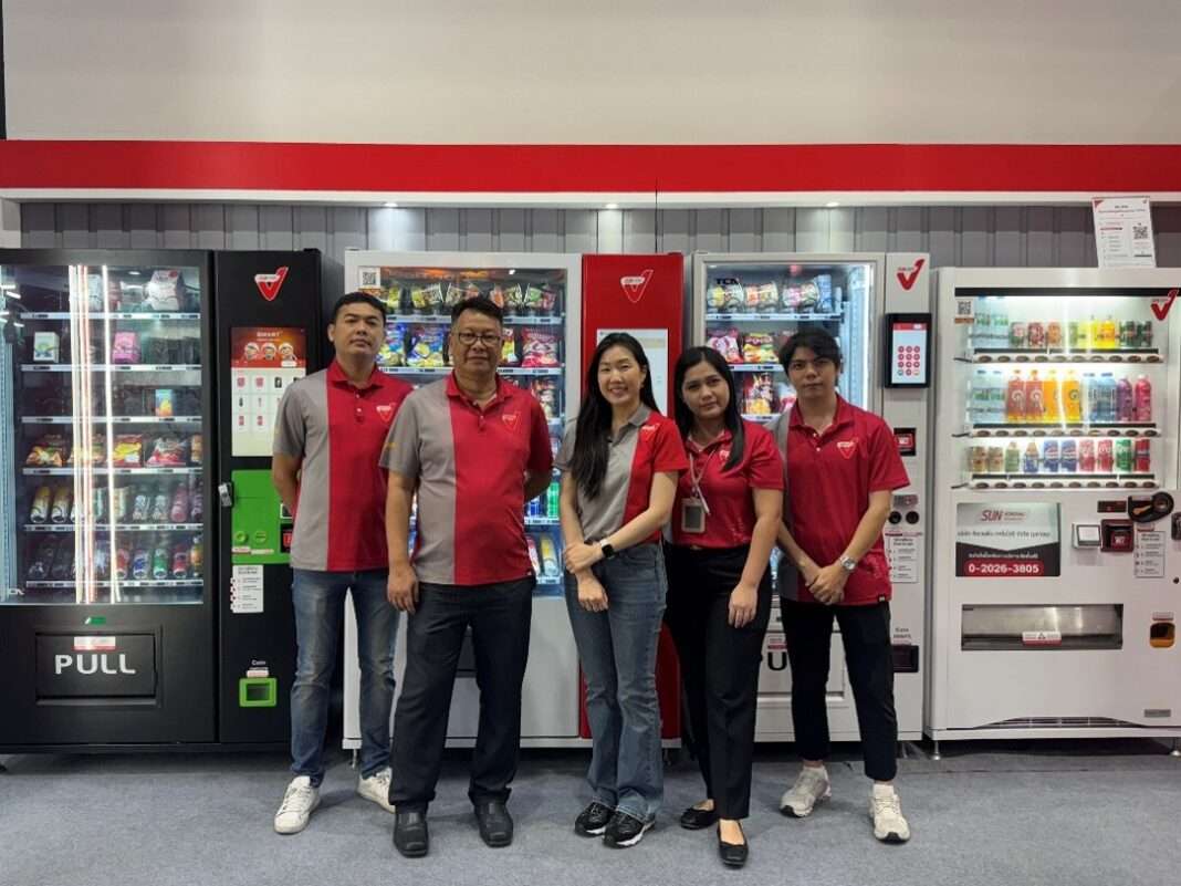svt-sun-vending-asean-retail-2026-vending-machine-innovation.jpg นายสมบูรณ์ ถึกสมบูรณ์ และนางสาวธนิษฐพร วิบูลสวัสดิ์วัฒนา พร้อมทีมงาน SVT โชว์ศักยภาพตู้จำหน่ายสินค้าอัตโนมัติ SUN VENDING ในงาน ASEAN Retail 2026