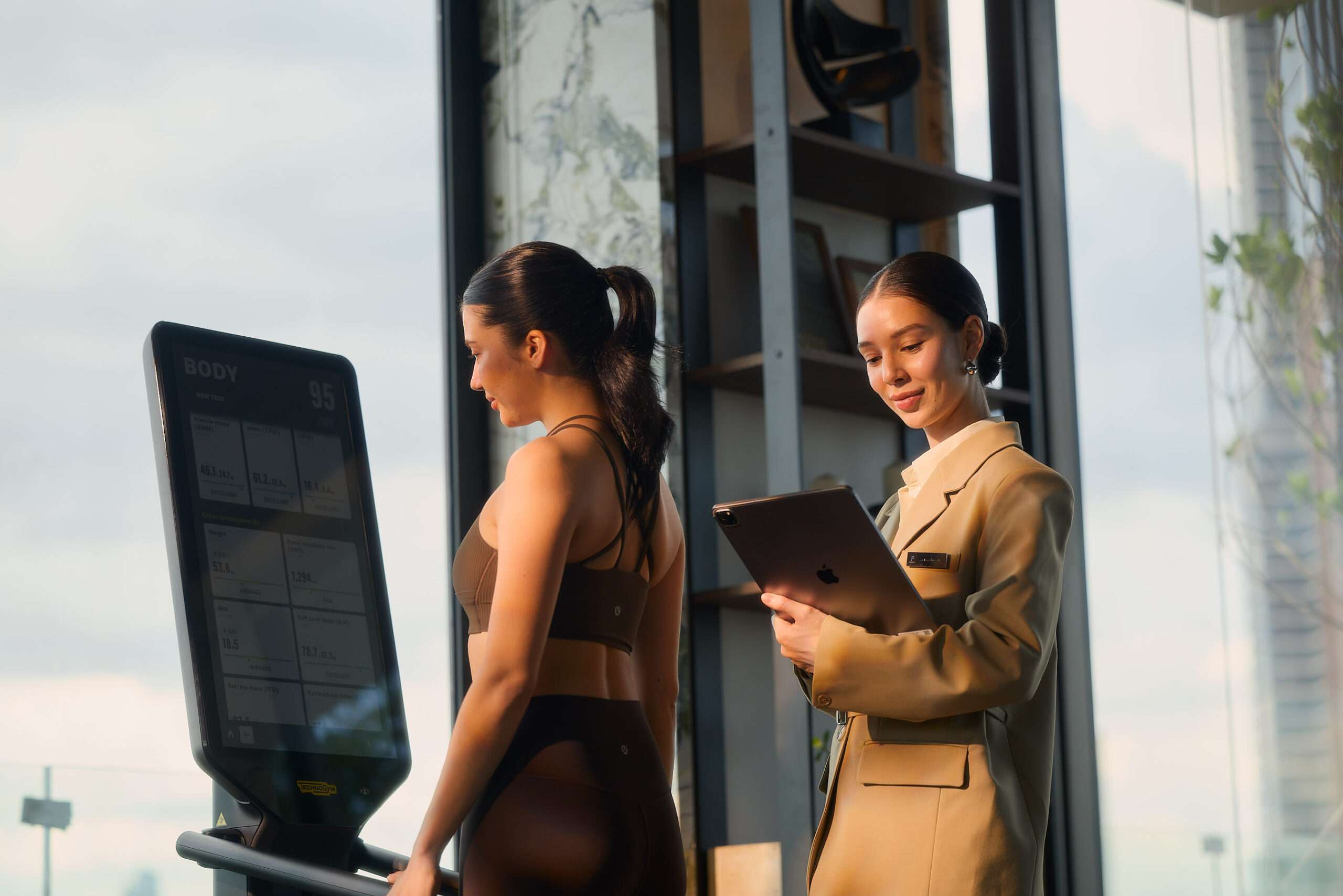 Health Butler ของโครงการกำลังดูแลลูกบ้านในการใช้เครื่องวัดผลด้านสุขภาพ Technogym Checkup