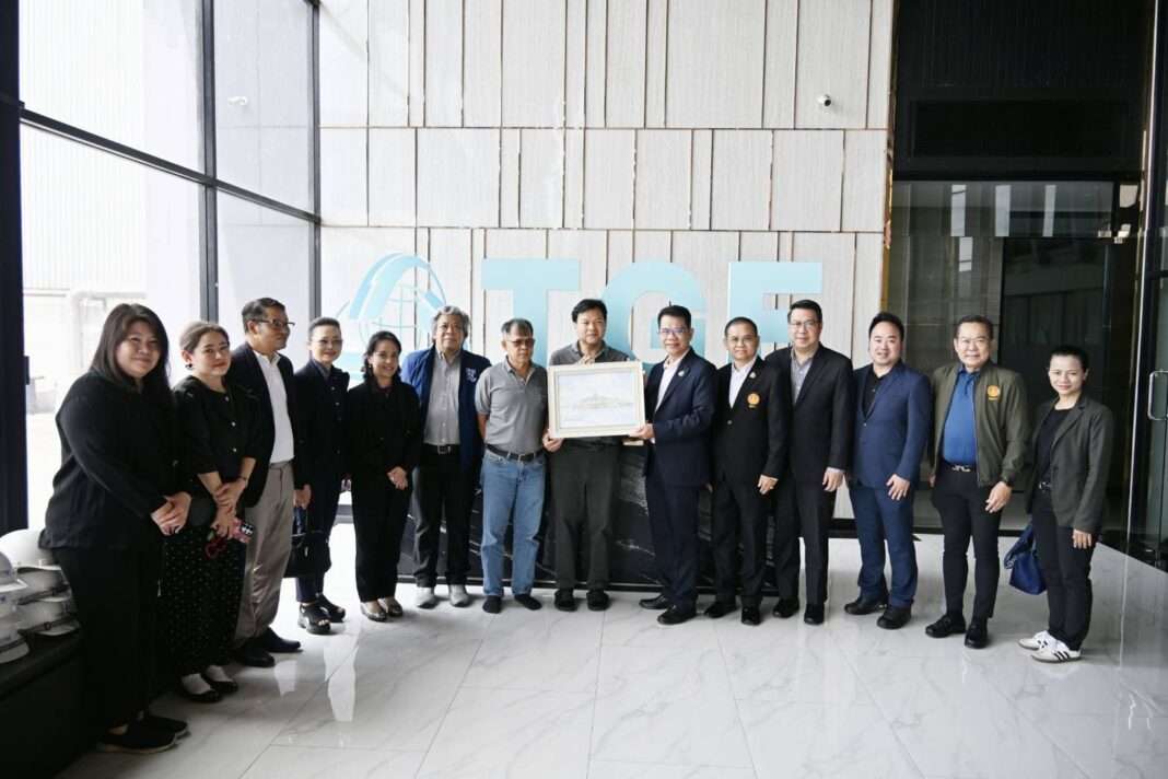 tge-tha-chang-green-energy-welcomes-senate-sub-committee.jpg ผู้บริหาร TGE ให้การต้อนรับ “คณะอนุกรรมการวิจัยฯ วุฒิสภา” ในโอกาสลงพื้นที่เข้าเยี่ยมชมโรงไฟฟ้าชีวมวล ณ จังหวัดสุราษฎร์ธานี