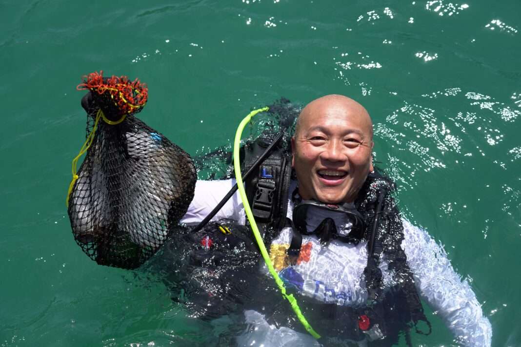 thai-union-seachange-ocean-plastic-cleanup-diver.jpg นักดำน้ำเก็บขยะพลาสติกใต้ทะเล โครงการรักษาระบบนิเวศทางทะเลของไทยยูเนี่ยน