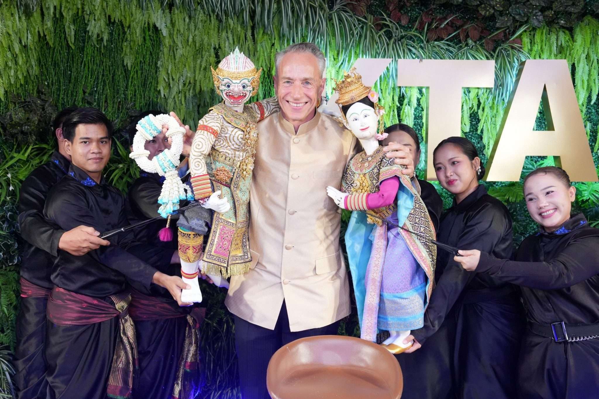 มร.โธมัส บูเบิร์ล ประธานเจ้าหน้าที่บริหาร กลุ่มแอกซ่า ร่วมถ่ายภาพกับหุ่นละครเล็กในงานฉลองครบรอบ 29 ปี
