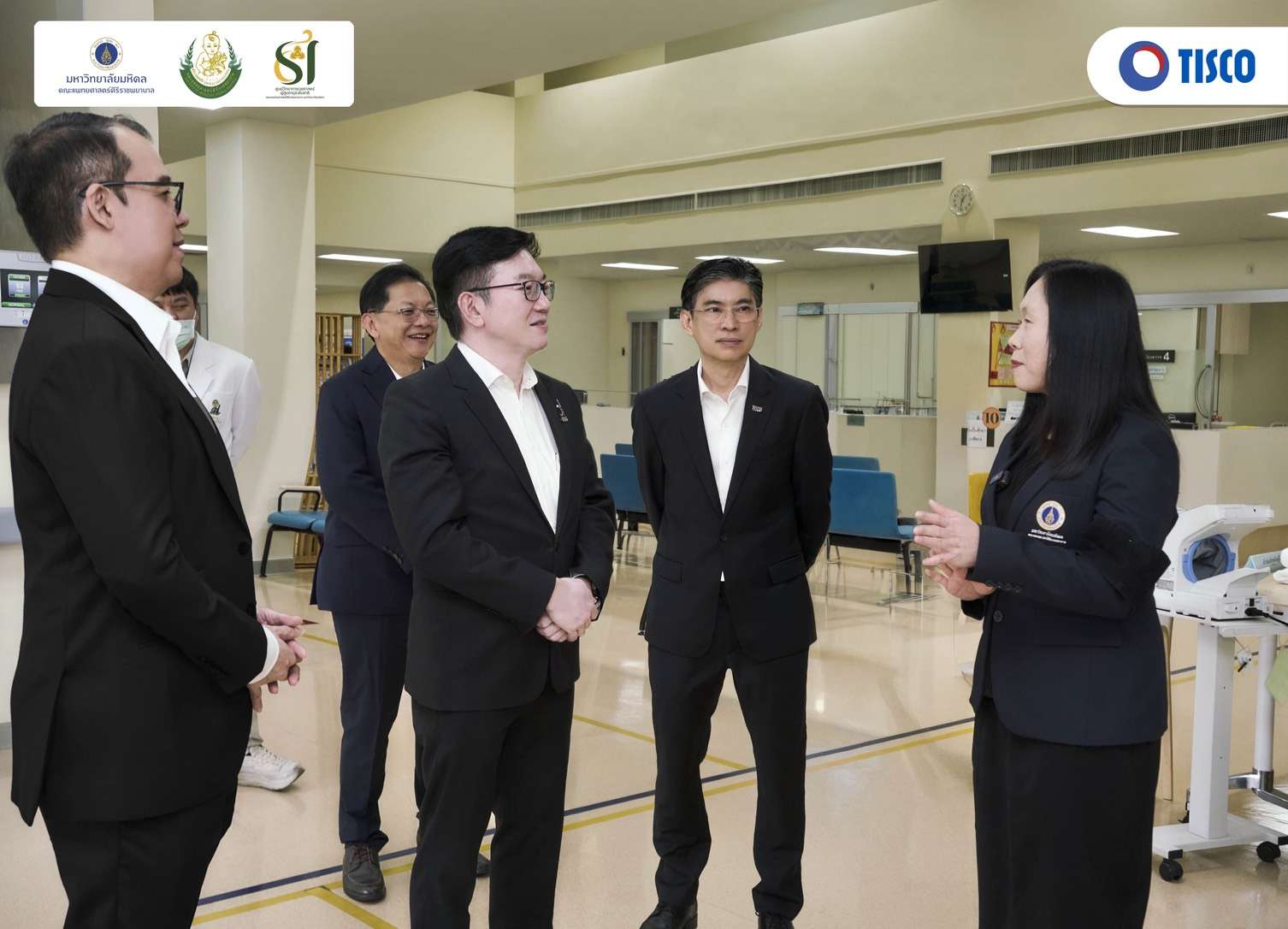 คุณศักดิ์ชัย พีชะพัฒน์ ประธานเจ้าหน้าที่บริหารกลุ่มทิสโก้ รับฟังการบรรยายแนวทางการให้บริการ จาก รศ.ดร.พญ. พจมาน พิศาลประภา