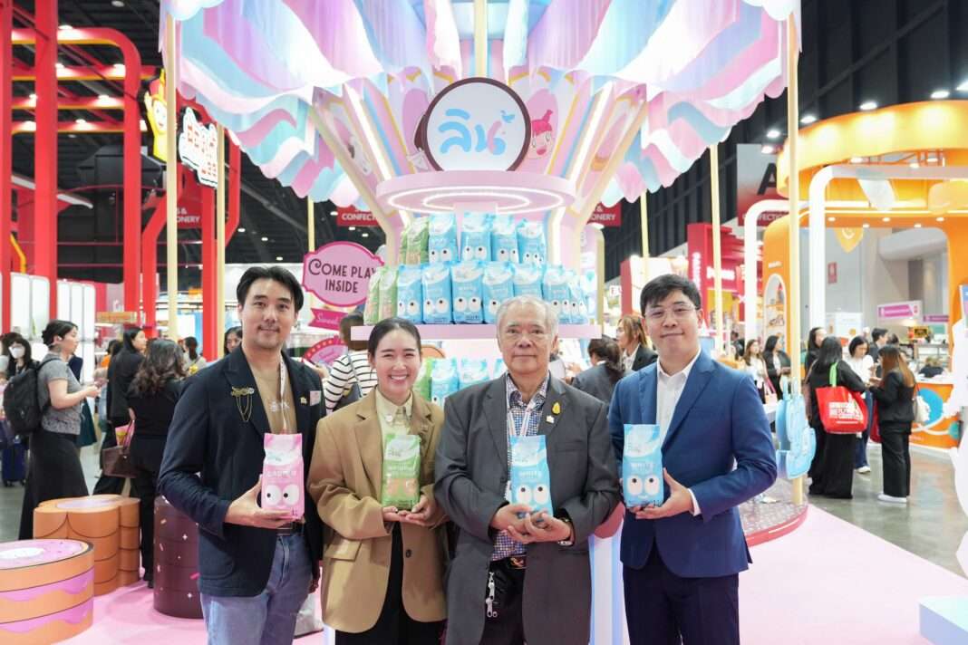 trk-group-executives-lin-inner-child-thaifex-2026.jpg คณะผู้บริหาร TRK Group ถ่ายภาพร่วมกันเพื่อฉลองความสำเร็จของบูธ ลิน Inner Child ภายในงาน THAIFEX - ANUGA ASIA 2026
