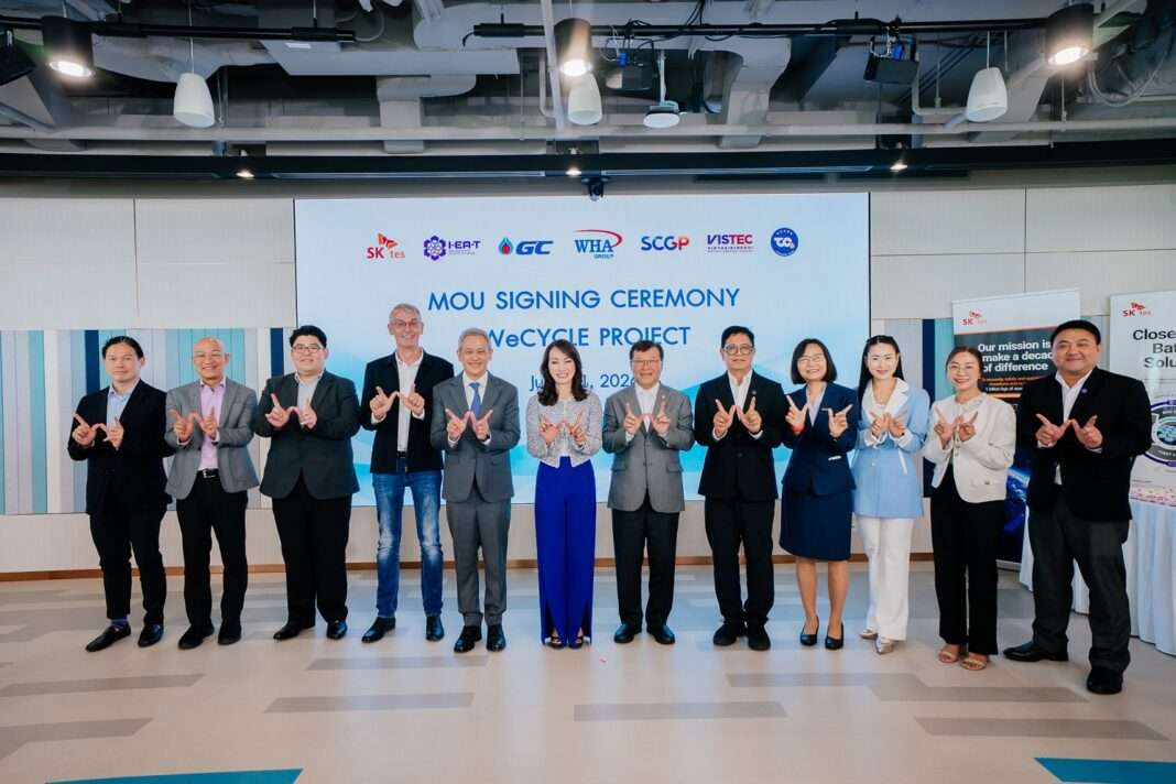 wha-group-wecycle-mou-6-partners-2026.jpg คุณจรีพร จารุกรสกุล พร้อมด้วยผู้บริหารจาก 6 ภาคีพันธมิตร ร่วมประกาศความสำเร็จและลงนาม MOU โครงการ WeCYCLE