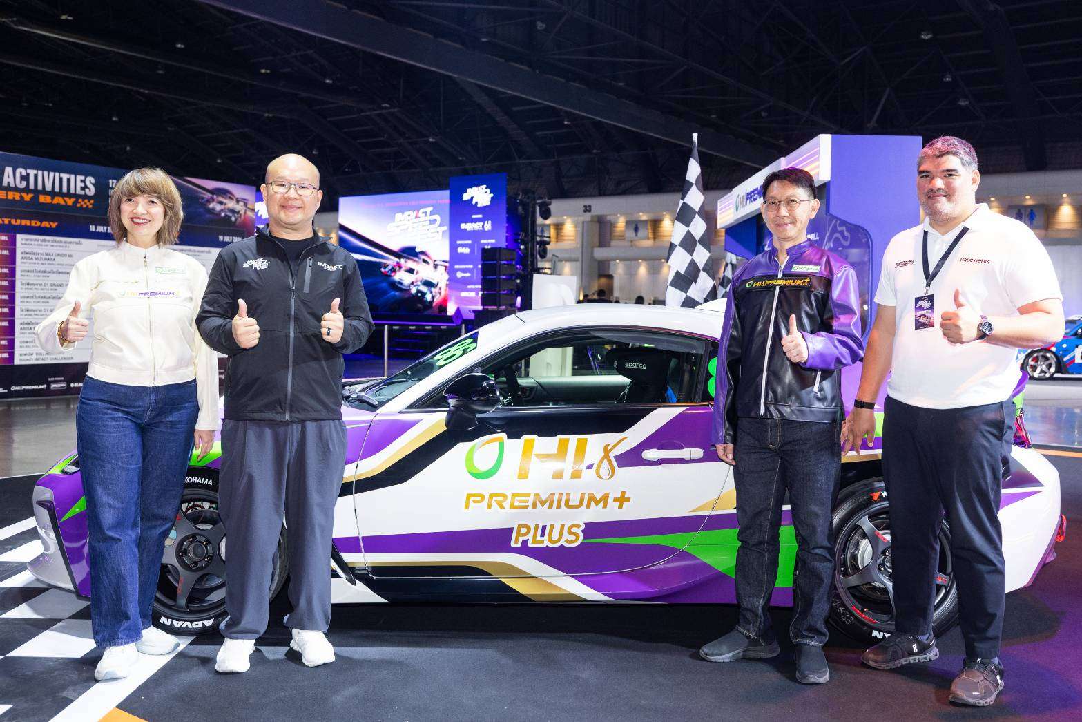 ผู้บริหารบางจากฯ และพันธมิตร ถ่ายภาพร่วมกับรถแข่งที่ใช้น้ำมัน Bangchak Hi Premium + Plus