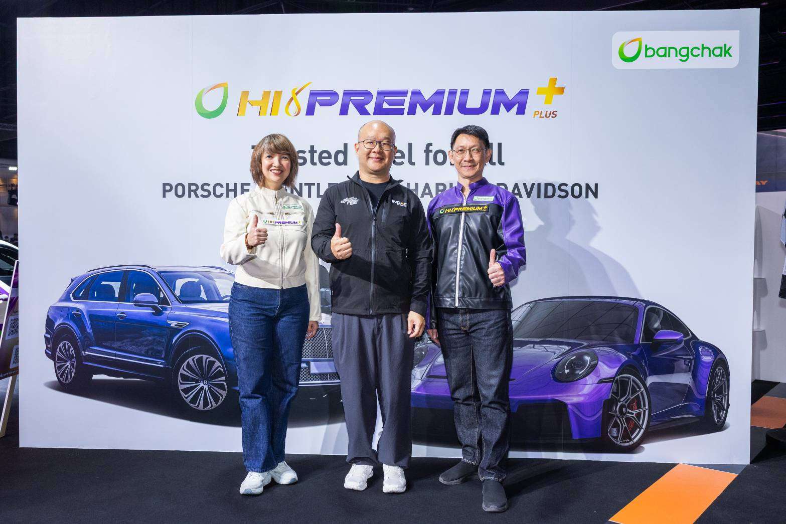 ผู้บริหารบางจากฯ ถ่ายภาพหน้าป้าย Trusted fuel for all ตอกย้ำความมั่นใจในน้ำมันบางจาก