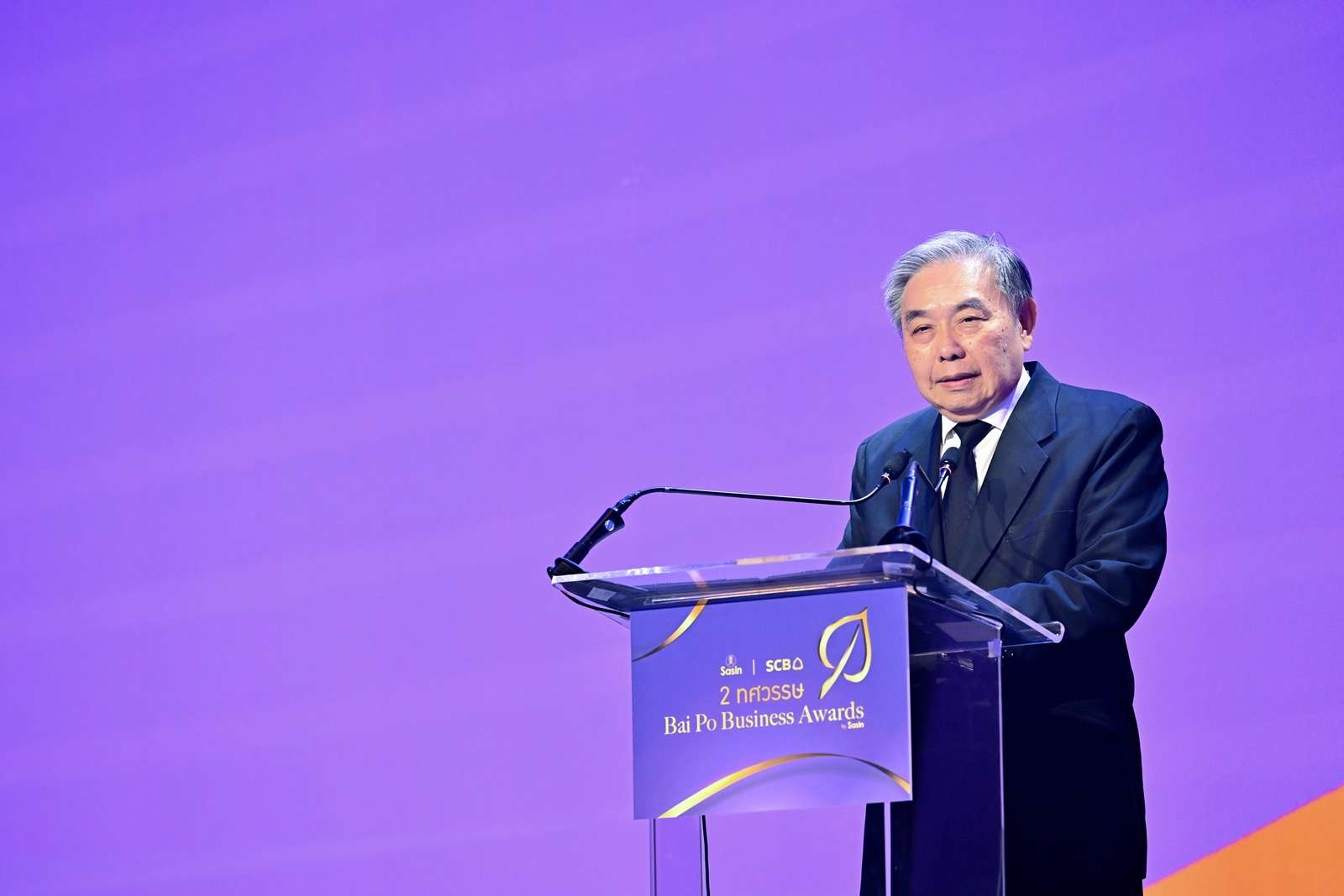 นายอภิศักดิ์ ตันติวรวงศ์ นายกกรรมการ ธนาคารไทยพาณิชย์ ขึ้นกล่าวบนเวทีในงานฉลอง 2 ทศวรรษ รางวัล Bai Po Business Awards by Sasin