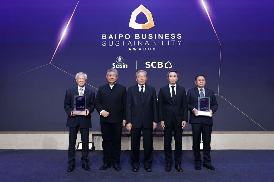 ผู้บริหารจากธนาคารไทยพาณิชย์และศศินทร์ ร่วมถ่ายภาพแสดงความยินดีกับตัวแทนจากบริษัท ฮิวแมนิก้า และ ทรอปิคานา ออยล์ ผู้คว้ารางวัล Champ of the Champs