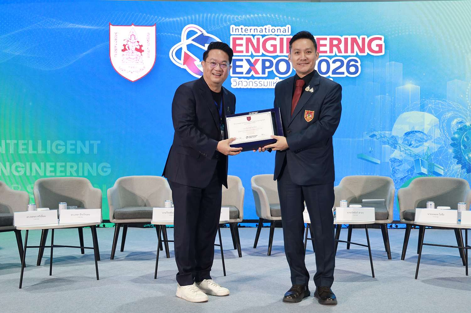 นายปิยะดิษฐ์ อัศวศิริสุข รับมอบประกาศนียบัตรของที่ระลึกในงาน International Engineering Expo 2026