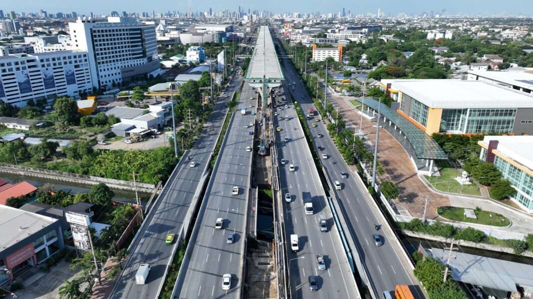 ภาพมุมสูงแสดงความคืบหน้าโครงการก่อสร้างทางยกระดับและระบบโครงสร้างพื้นฐานโดย CIVIL