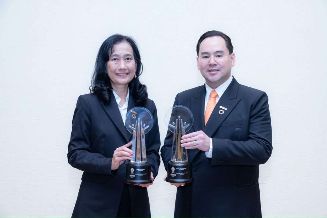 นายธนวัฒน์ ตรีวิศวเวทย์ กรรมการผู้จัดการ CKPower และคณะผู้บริหาร ร่วมถ่ายภาพกับถ้วยรางวัล AREA Awards 2026