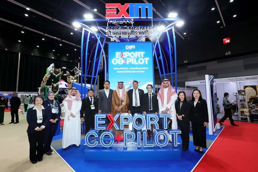 คณะผู้บริหาร EXIM BANK พร้อมด้วยพันธมิตรและนักธุรกิจต่างชาติ ถ่ายภาพร่วมกันหน้าบูท Export Co-Pilot ในงาน Grand Halal Bangkok 2026