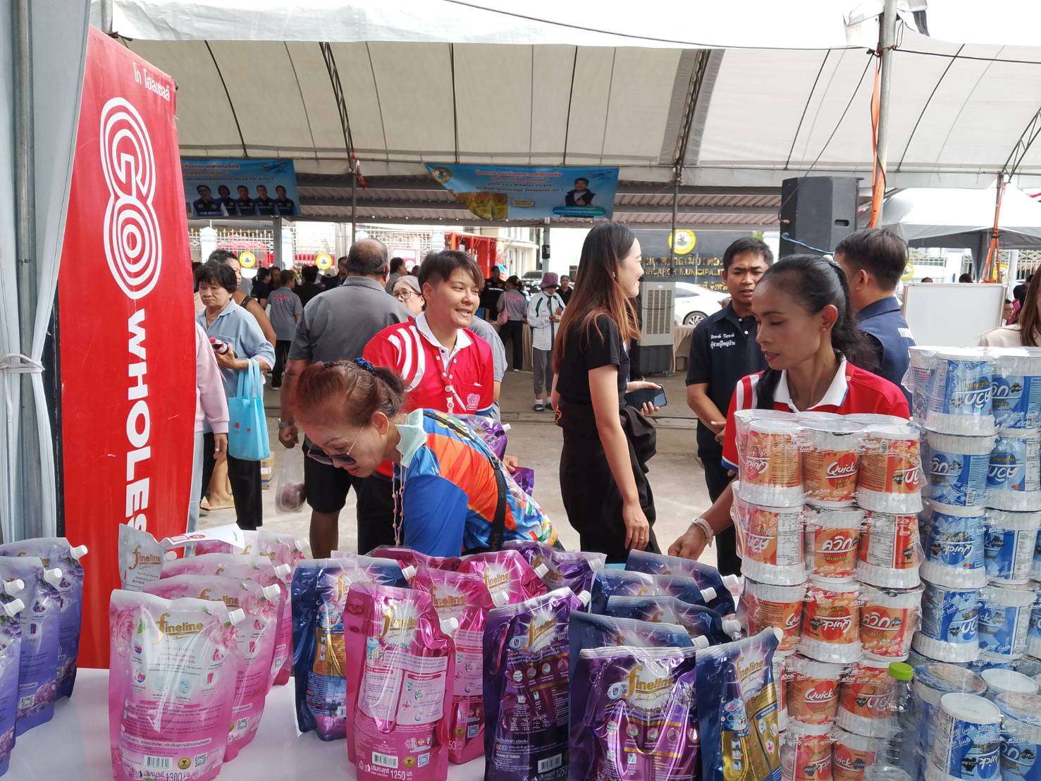 ประชาชนเลือกซื้อสินค้าอุปโภคบริโภคราคาประหยัดที่บูธ โก โฮลเซลล์ เพื่อลดภาระค่าครองชีพ