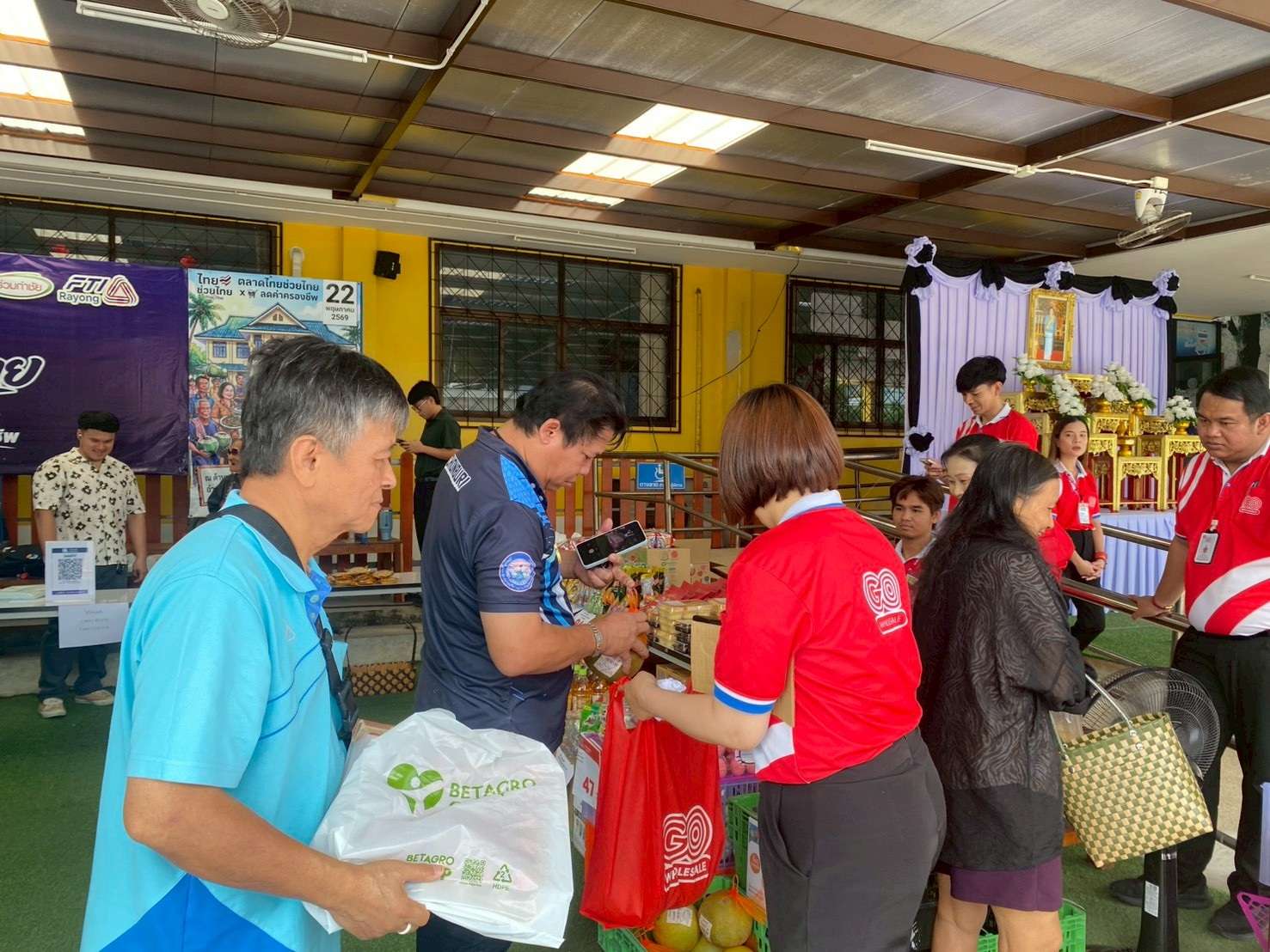 ทีมงาน โก โฮลเซลล์ บริการประชาชนที่มาซื้อสินค้าราคาประหยัดในโครงการของรัฐ