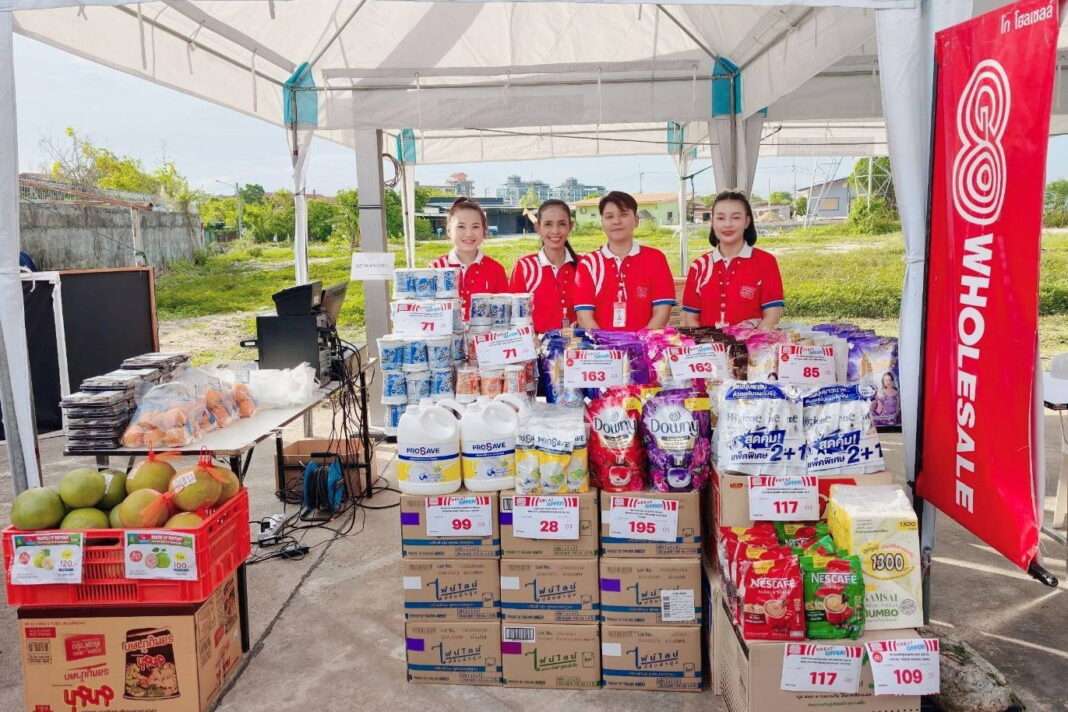 พนักงาน โก โฮลเซลล์ ประจำบูธจำหน่ายสินค้าราคาประหยัด ในโครงการไทยช่วยไทย ณ ที่ว่าการอำเภอ เฟส 2