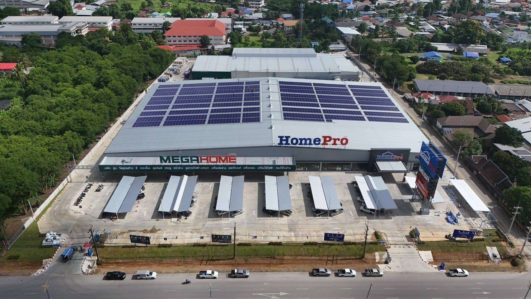 ภาพมุมสูงของสาขาโฮมโปรและเมกาโฮม แสดงการติดตั้งระบบแผงโซลาร์เซลล์ (Solar Rooftop) บนหลังคาอาคาร