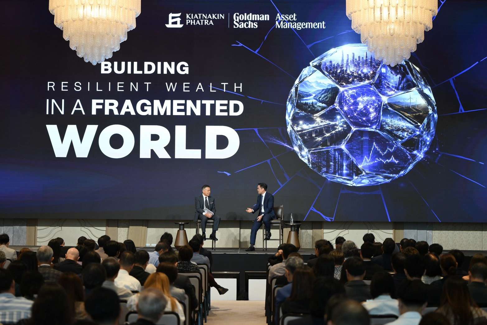 บรรยากาศงานสัมมนาใหญ่ KKP 2026 Mid-Year Review ภายใต้หัวข้อ Building Resilient Wealth in a Fragmented World โดยมีนักลงทุนเข้าร่วมฟังอย่างคับคั่ง