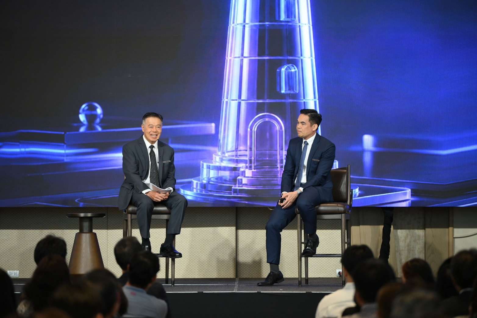 ดร.ศุภวุฒิ สายเชื้อ และ ดร.พิพัฒน์ เหลืองนฤมิตชัย ร่วมเสวนาบนเวทีสัมมนา KKP 2026 Mid-Year Review