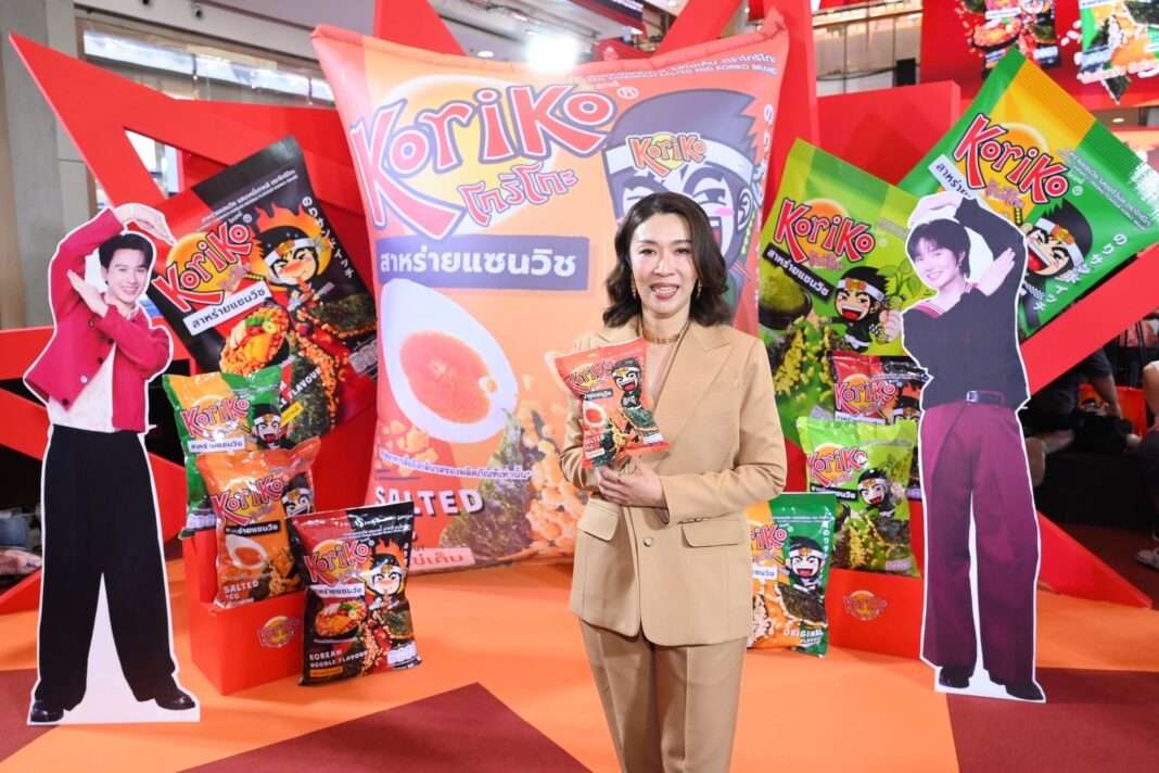Koriko-Seaweed-Sandwich-Sriracha-Keng-Namping-7-Eleven ผู้บริหาร TSS ถ่ายภาพร่วมกับผลิตภัณฑ์สาหร่ายแซนวิช โกริโกะ รสซอสพริกศรีราชา และสแตนดี้พรีเซ็นเตอร์ เก่ง-น้ำปิง