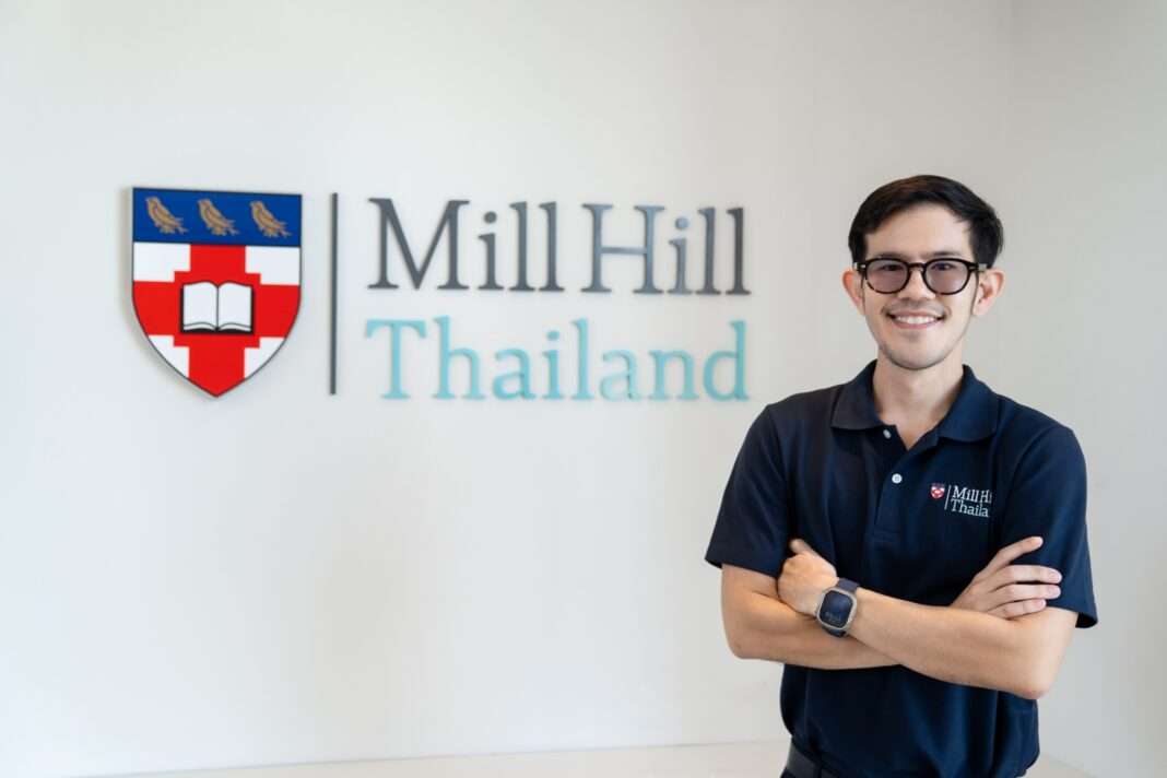 ผู้บริหารยืนถ่ายภาพบริเวณหน้าป้ายโลโก้โรงเรียนนานาชาติ Mill Hill Thailand