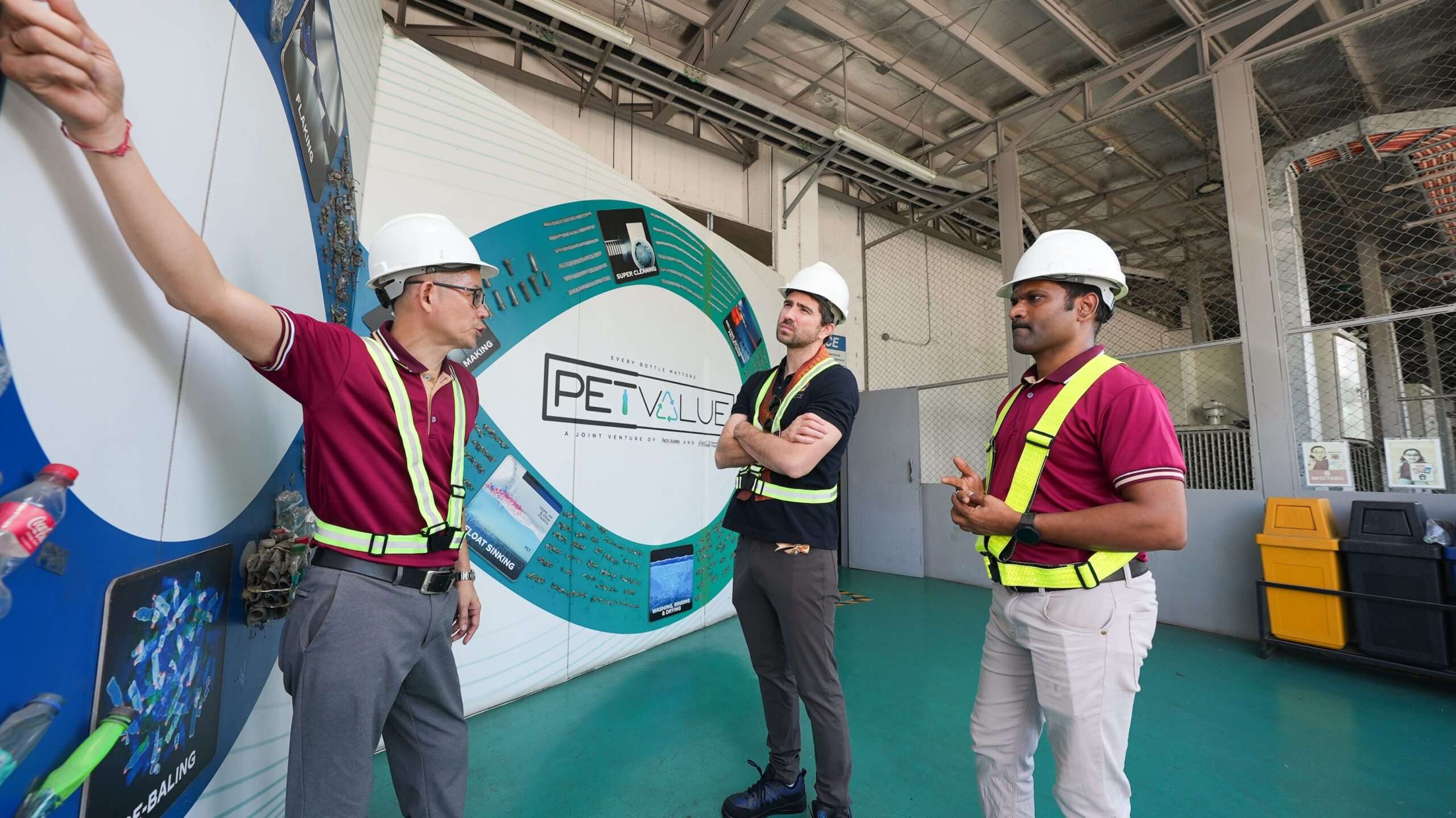 ผู้บริหารและผู้แทนจาก PETValue Philippines และ Republic Cement ร่วมหารือกระบวนการจัดการขยะภายในโรงงานรีไซเคิล PETValue