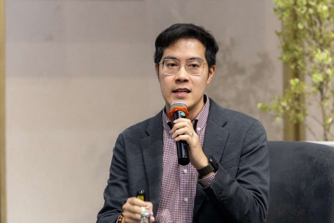 นายนวพล แย้มจั่น ประธานเจ้าหน้าที่การเงิน PRAPAT ให้ข้อมูลธุรกิจในงาน Dinner Talk จังหวัดสงขลา