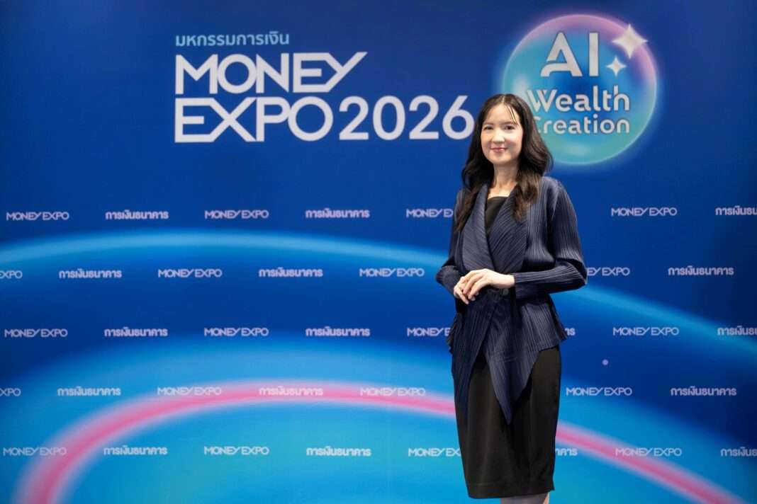 นางสาวภาคนี วิริยะรังสฤษฎ์ ประธานจัดงานร่วม งานมหกรรมการเงิน MONEY EXPO ถ่ายภาพร่วมกับแบคดรอป AI Wealth Creation