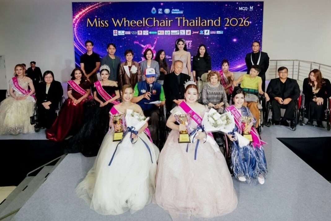 ภาพหมู่ผู้เข้าประกวด คณะกรรมการ และผู้สนับสนุน ในรอบตัดสินการประกวด Miss Wheelchair Thailand 2026