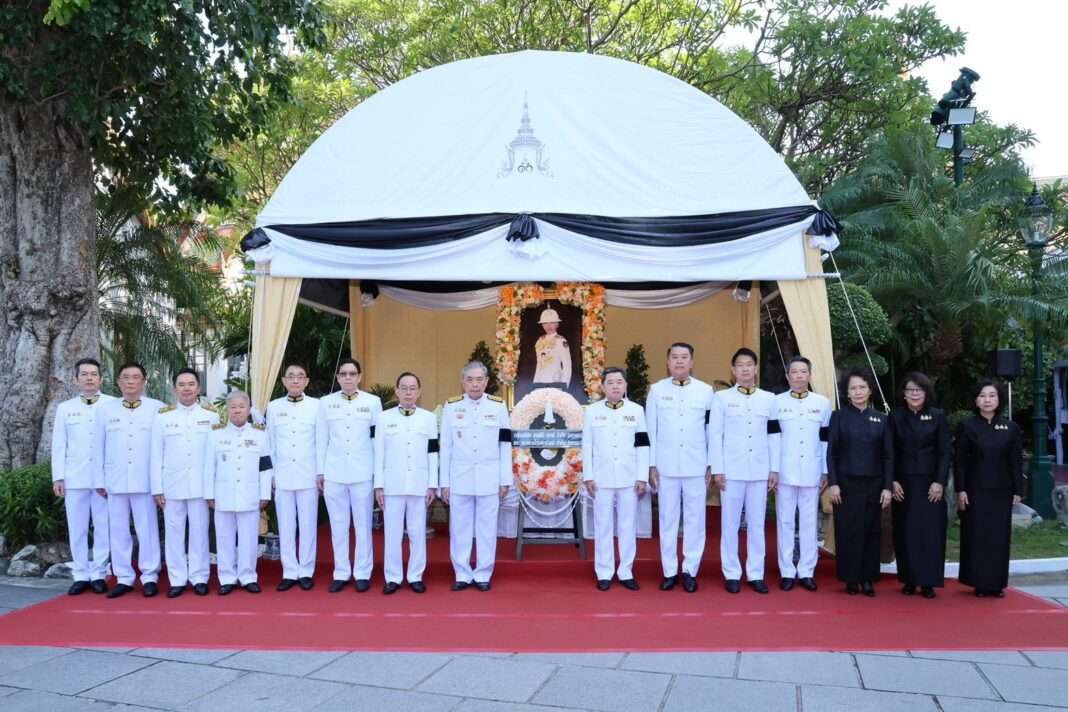 คณะกรรมการและผู้บริหารกลุ่มเอสซีบีเอกซ์ ถ่ายภาพร่วมกันหลังการถวายพวงมาลาสักการะพระศพ สมเด็จพระเจ้าลูกเธอ เจ้าฟ้าพัชรกิติยาภาฯ
