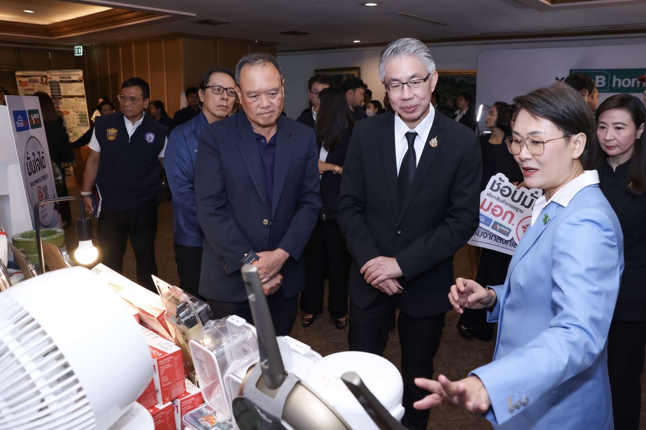ปลัดกระทรวงอุตสาหกรรมและคณะผู้บริหารจาก สมอ. ร่วมเยี่ยมชมการจัดแสดงสินค้าที่ได้รับมาตรฐาน มอก. ภายในงานแถลงข่าว
