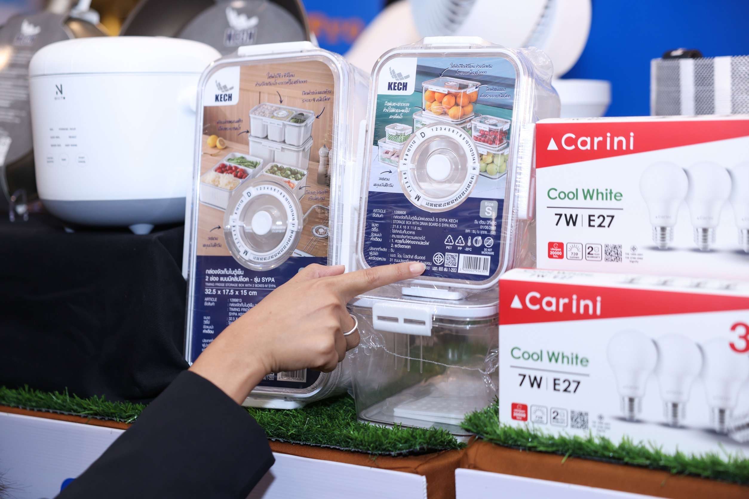 การชี้แสดงเครื่องหมาย มอก. บนบรรจุภัณฑ์กล่องใส่อาหาร KECH และหลอดไฟ Carini เพื่อยืนยันคุณภาพและความปลอดภัย