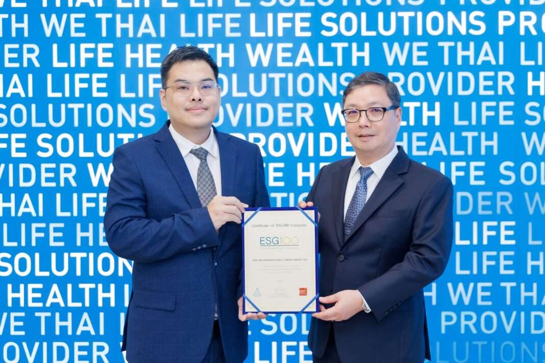 ตัวแทนผู้บริหาร บริษัท ไทยประกันชีวิต จำกัด (มหาชน) รับมอบประกาศนียบัตรรับรองการเป็นบริษัทในกลุ่มหลักทรัพย์ ESG100 ประจำปี 2569 จากสถาบันไทยพัฒน์