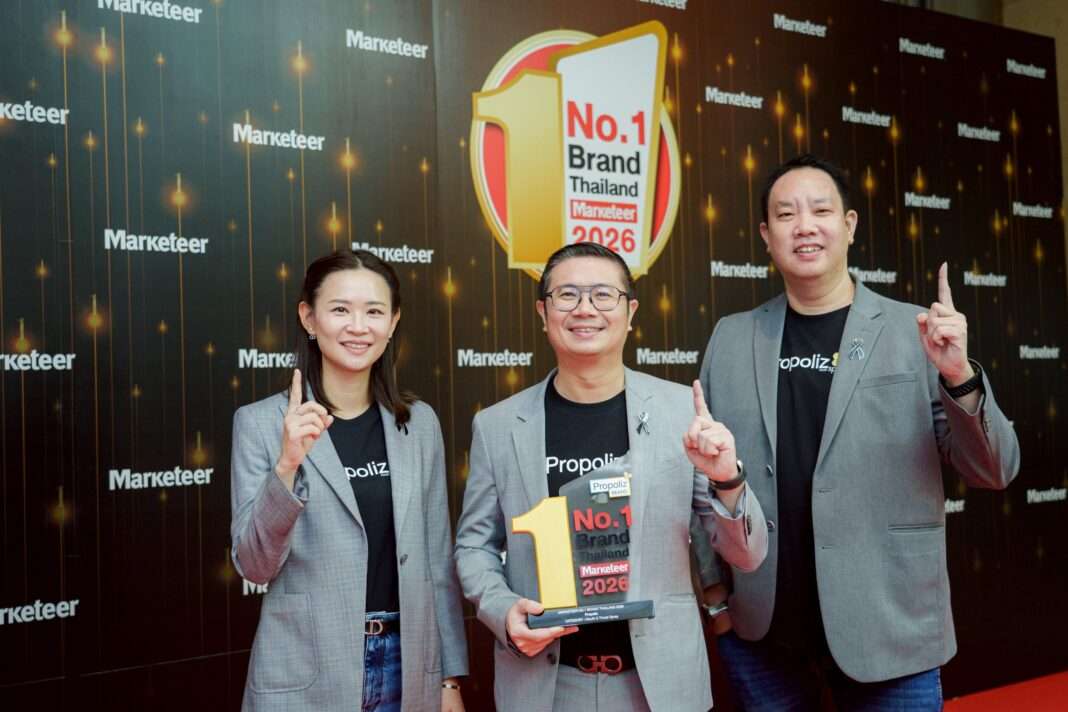 ผู้บริหาร TMAN ถ่ายภาพร่วมแสดงความยินดีกับรางวัล No.1 Brand Thailand 2026 หมวดสเปรย์พ่นคอ ของแบรนด์ Propoliz