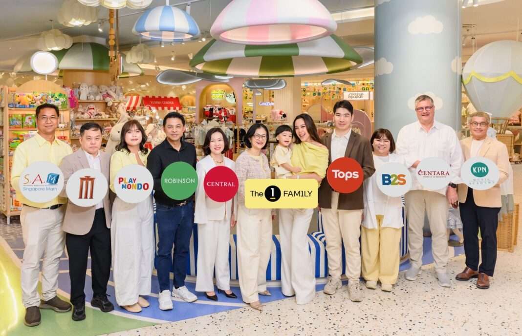 ผู้บริหาร The 1 กลุ่มเซ็นทรัล และพันธมิตรชั้นนำ ร่วมถ่ายภาพเปิดตัว The 1 Family พร้อมครอบครัวคุณแอริน เบญจรงคกุล