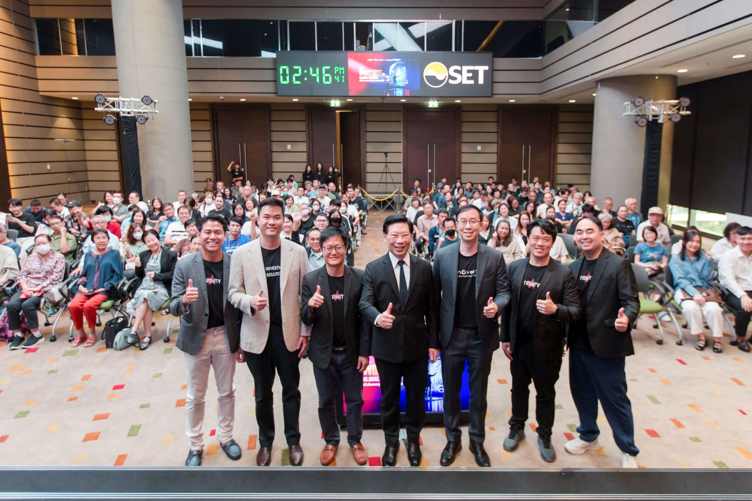 คณะผู้บริหารและวิทยากรถ่ายภาพหมู่ร่วมกับนักลงทุนและประชาชนที่เข้าร่วมงานสัมมนาอย่างคับคั่ง ณ อาคารตลาดหลักทรัพย์แห่งประเทศไทย