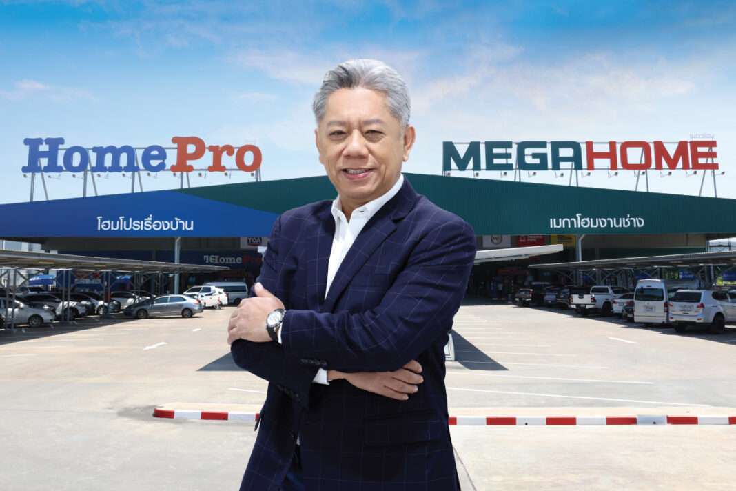 Weerapun-Aungsumalin-MD-HomePro-Q2-2026 นายวีรพันธ์ อังสุมาลี กรรมการผู้จัดการ บริษัท โฮม โปรดักส์ เซ็นเตอร์ จำกัด (มหาชน) ถ่ายภาพด้านหน้าสาขาโฮมโปรและเมกาโฮม
