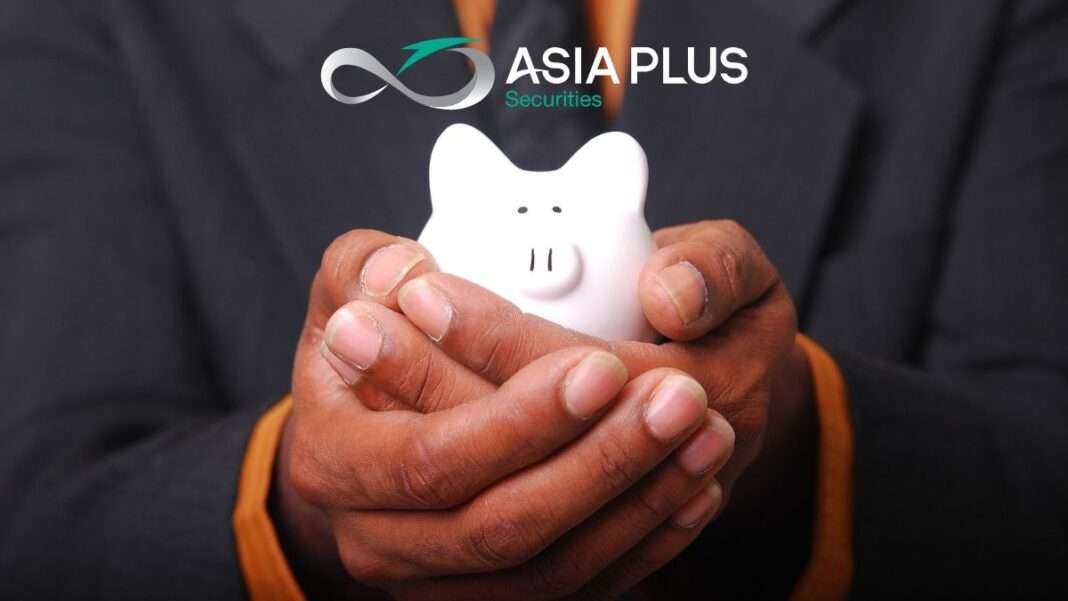 มือประคองกระปุกออมสินหมู สัญลักษณ์การออมเงินผ่านพันธบัตรรัฐบาลกับเอเซีย พลัส