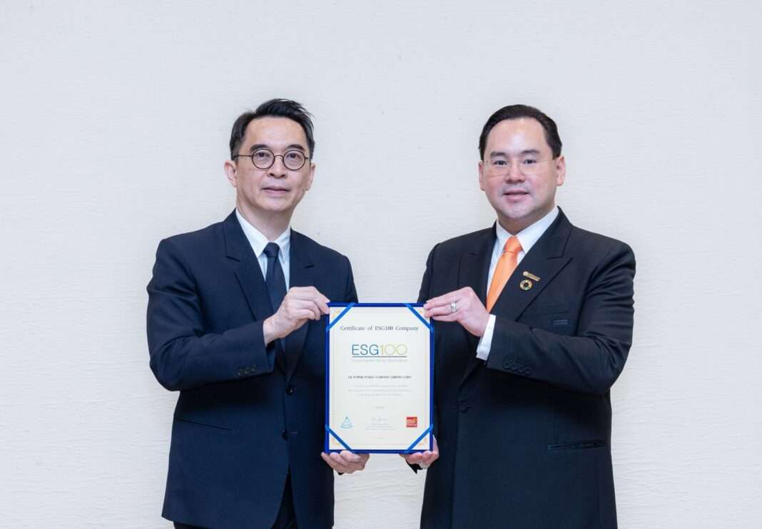 นายธนวัฒน์ ตรีวิศวเวทย์ กรรมการผู้จัดการ CKPower รับมอบประกาศนียบัตร ESG100 ประจำปี 2569 จาก ดร.พิพัฒน์ ยอดพฤติการ