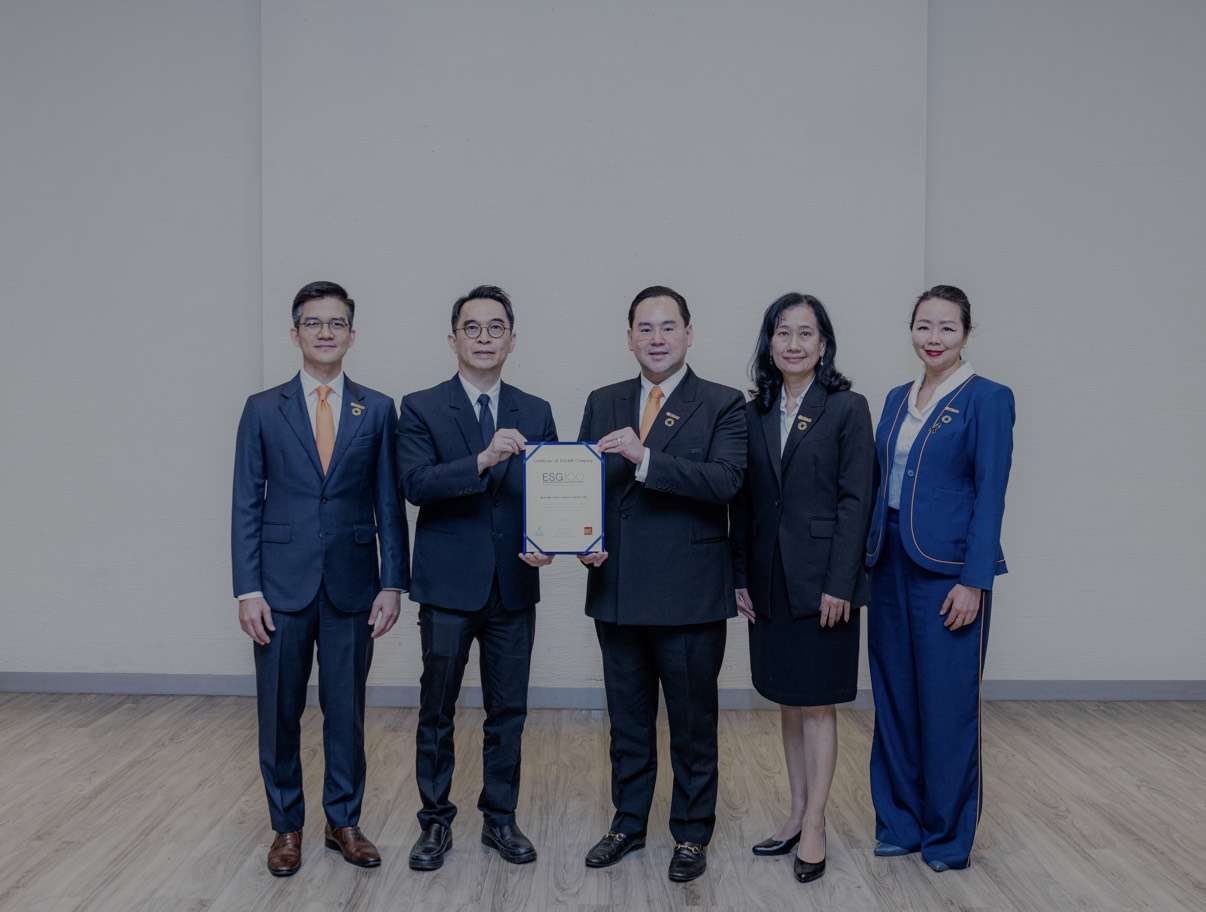ผู้บริหารบริษัท ซีเค พาวเวอร์ จำกัด (มหาชน) และสถาบันไทยพัฒน์ ร่วมถ่ายภาพในงานมอบประกาศนียบัตร ESG100