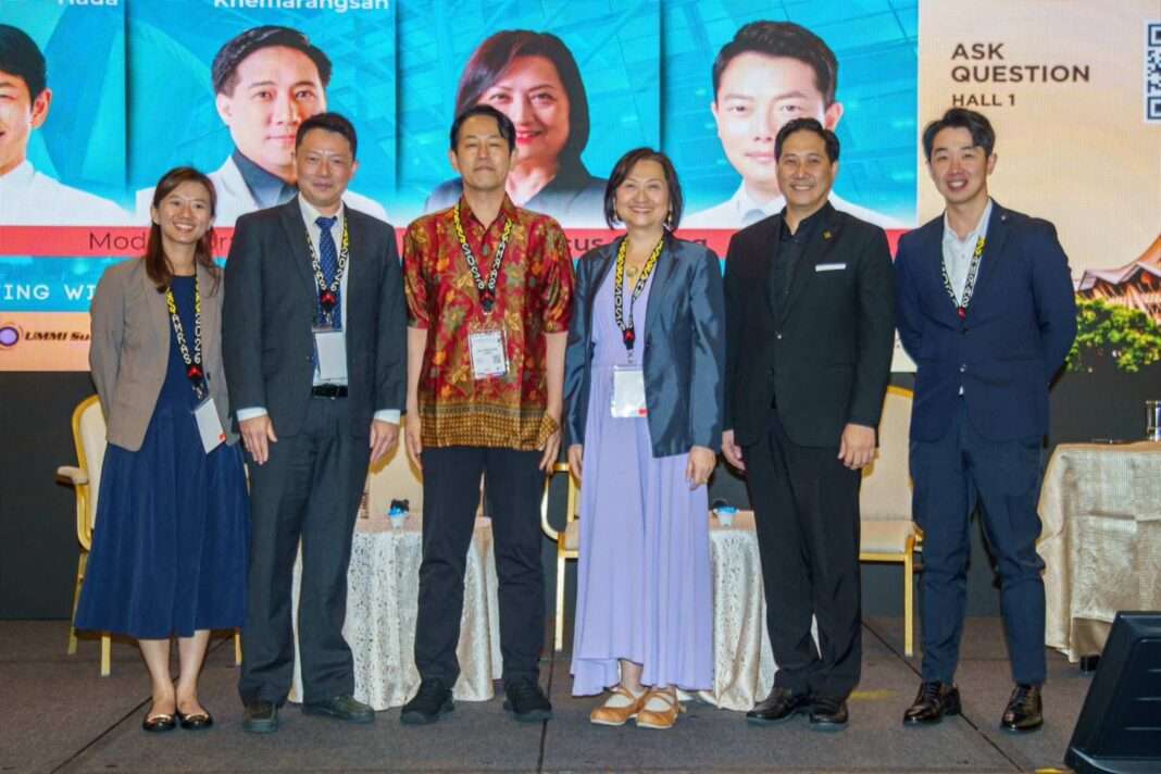 นพ.วีรพล เขมะรังสรรค์ ประธานเจ้าหน้าที่บริหาร MEDEZE ถ่ายภาพร่วมกับผู้เชี่ยวชาญด้านสูตินรีเวชในงานประชุม AMRAS 2026