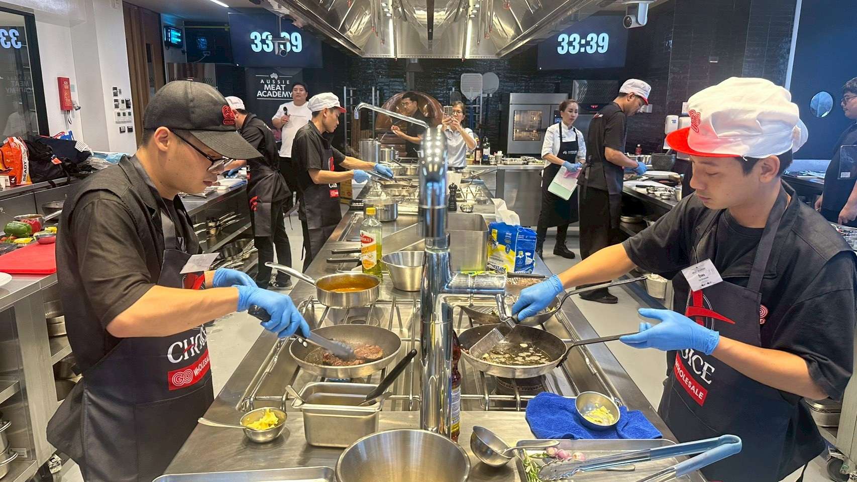 บรรยากาศการแข่งขัน GO Meat Expert All Star Challenge 2026 ผู้เข้าแข่งขันกำลังแสดงทักษะการตัดแต่งและปรุงอาหาร