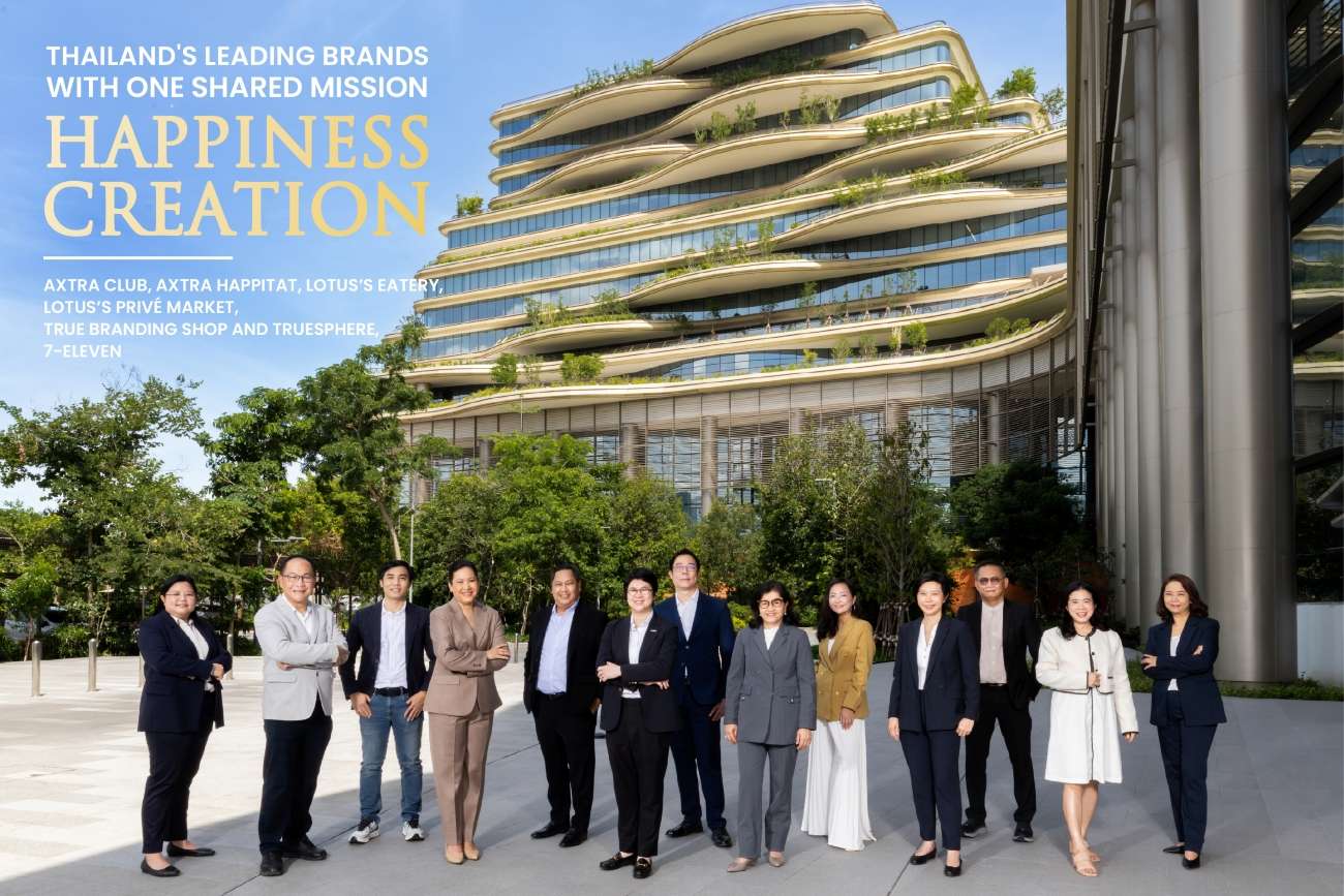 ผู้บริหารและพันธมิตรทางธุรกิจร่วมสร้างสรรค์ Happitat บริเวณด้านหน้าโครงการ
