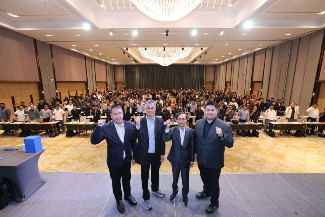 ผู้บริหาร KJL พร้อมด้วยวิทยากรผู้ทรงคุณวุฒิ และผู้เข้าร่วมงานสัมมนา KJL รวมพลคนไฟฟ้า ที่กรุงเทพฯ