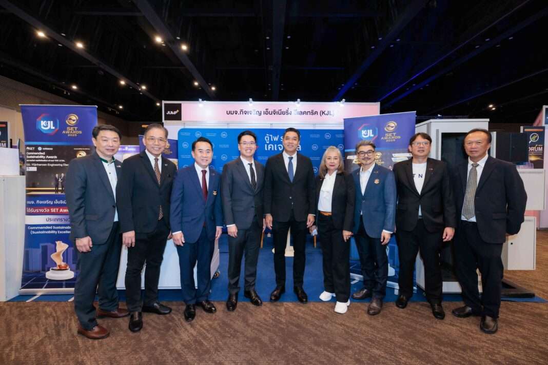 ทีมผู้บริหาร KJL นำโดยนายเกษมสันต์ สุจิวโรดม ถ่ายภาพร่วมกันที่บูธจัดแสดงของบริษัทในงาน mai FORUM 2026