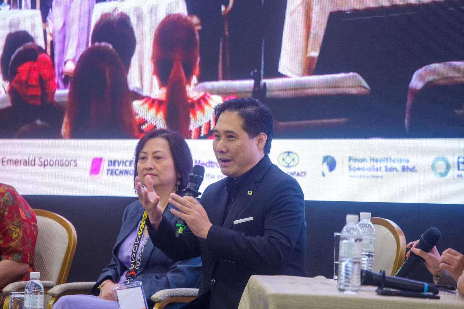 นพ.วีรพล เขมะรังสรรค์ บรรยายถ่ายทอดความรู้การผ่าตัดส่องกล้องผ่านช่องคลอดแบบไร้แผล (vNOTES)