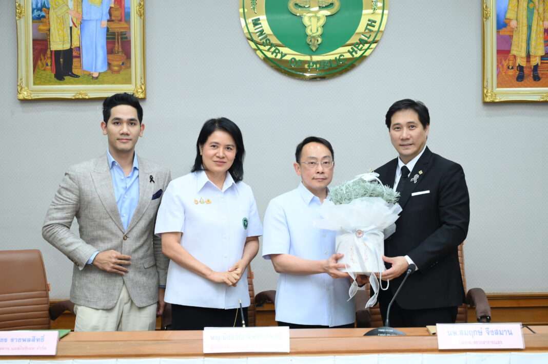 ผู้บริหารกระทรวงสาธารณสุข องค์การเภสัชกรรม MEDEZE และ Cretan Associates ถ่ายภาพร่วมกันในพิธีลงนามความร่วมมือจัดตั้งบริษัท จีพีโอ เมดีซ เอ็มพาวเวอร์ จำกัด