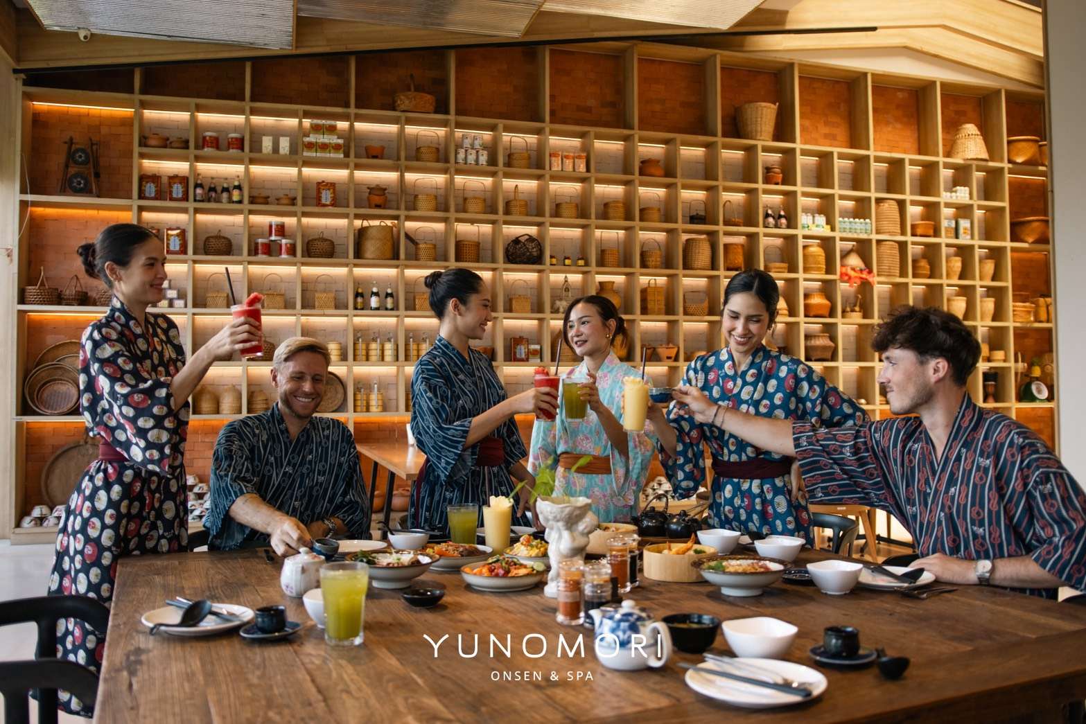 ผู้ใช้บริการ Yunomori Onsen & Spa สาขาพัทยา สวมชุดยูกาตะร่วมทำกิจกรรมและรับประทานอาหาร