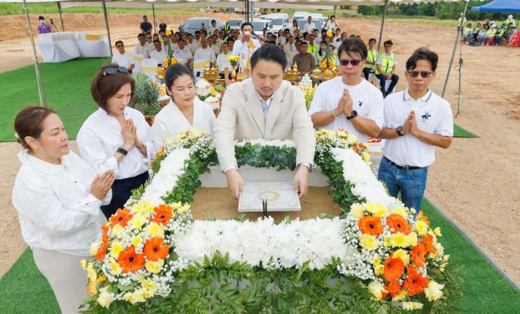 นายณัฐพศิน เชฎฐ์อุดมลาภ ประธานเจ้าหน้าที่บริหาร WEH ประกอบพิธีวางศิลาฤกษ์โครงการโรงไฟฟ้าพลังงานลม DKT1